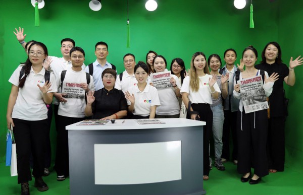 Giáo sư và nghiên cứu sinh ĐH Truyền thông Trung Quốc thăm tòa soạn Báo Thanh Niên