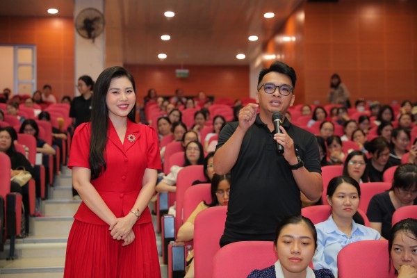 Giáo viên đón đầu xu thế dạy học bằng tiếng Anh Giáo viên đón đầu xu thế dạy học bằng tiếng Anh