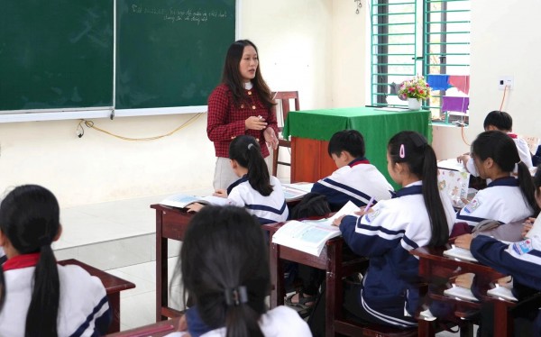 Giáo viên hợp đồng lại gặp khó