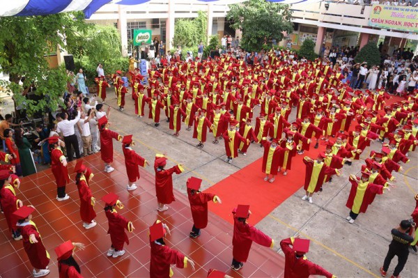 'Giáo viên phải ở trường làm từ 7 giờ 30 tới 16 giờ 30, đúng hay sai?'