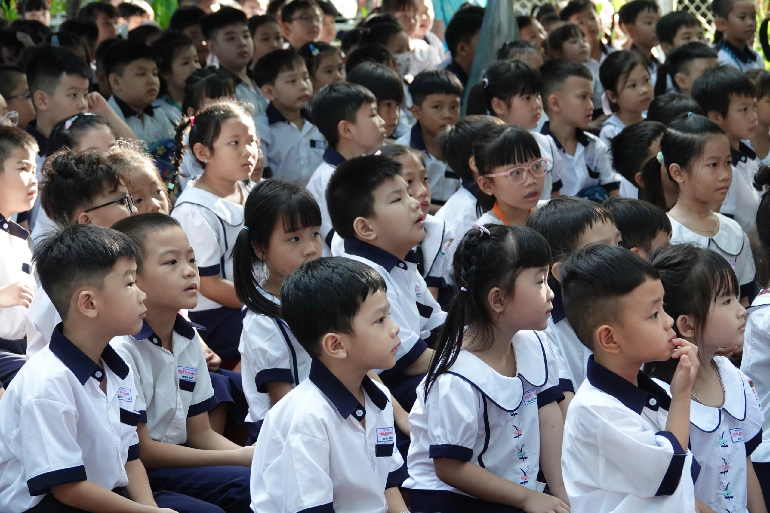 'Giáo viên phải ở trường làm từ 7 giờ 30 tới 16 giờ 30, đúng hay sai?'