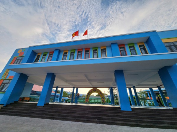 Giáo viên phản ánh nhà trường yêu cầu 'đúng giờ tuyệt đối', hiệu trưởng nói gì?