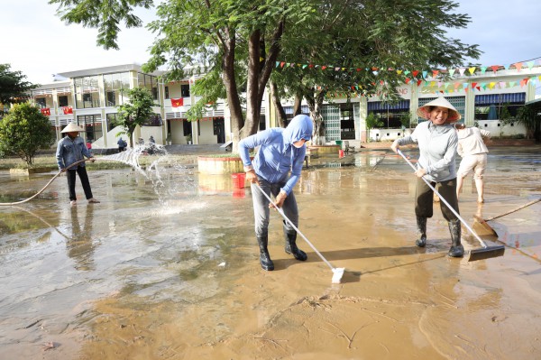 Giáo viên vùng rốn lũ Đà Nẵng tất tả dọn bùn: 'Nhớ học sinh lắm rồi!'