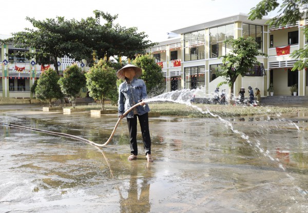 Giáo viên vùng rốn lũ Đà Nẵng tất tả dọn bùn: 'Nhớ học sinh lắm rồi!'