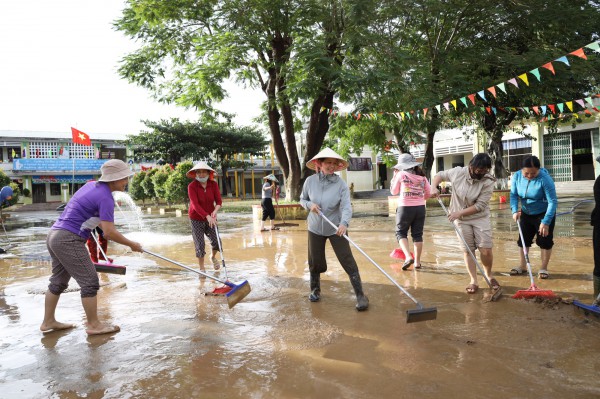 Giáo viên vùng rốn lũ Đà Nẵng tất tả dọn bùn: 'Nhớ học sinh lắm rồi!'
