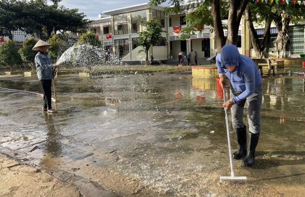 Giáo viên vùng rốn lũ Đà Nẵng tất tả dọn bùn: 'Nhớ học sinh lắm rồi!'