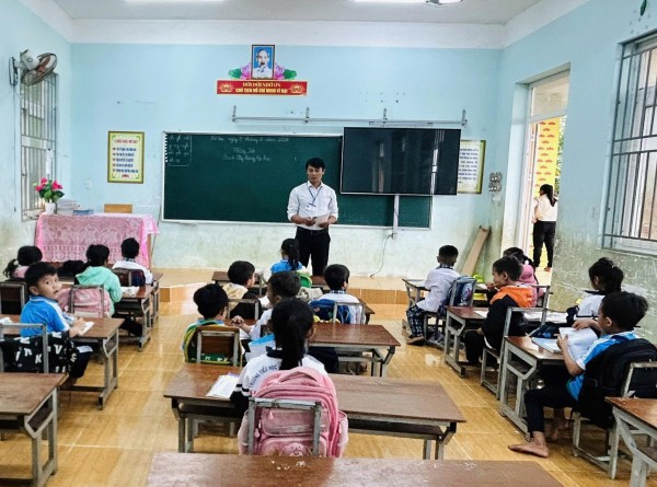 'Gieo chữ' trên non: Hành trình nhọc nhằn của người thầy