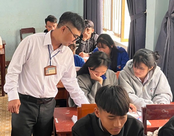 'Gieo chữ' trên non: Hành trình nhọc nhằn của người thầy