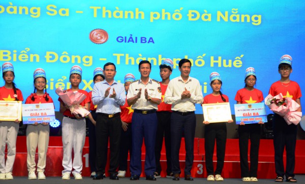 Gieo mầm tình yêu biển, đảo cho hơn 90.000 học sinh Gieo mầm tình yêu biển, đảo cho hơn 90.000 học sinh