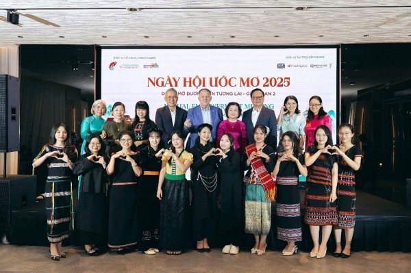 Gieo mầm tri thức trên những miền đất khó Gieo mầm tri thức trên những miền đất khó