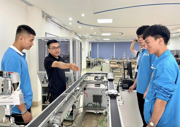 Giữ chân giảng viên nghề giỏi: Thách thức lớn Giữ chân giảng viên nghề giỏi: Thách thức lớn