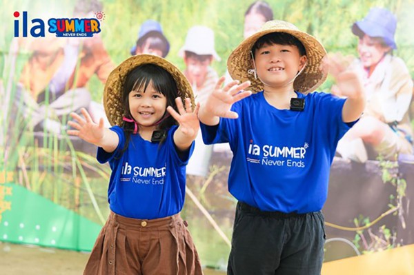 Giúp con theo kịp bạn, hay bắt kịp thế giới?