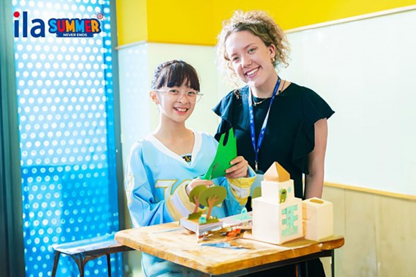 Giúp con theo kịp bạn, hay bắt kịp thế giới?