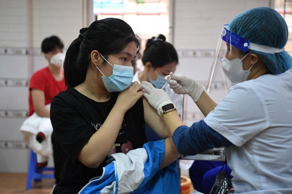 Hà Nội bắt đầu tiêm vắc xin Covid-19 cho học sinh lớp 9
