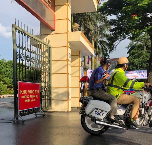 Hải Dương: Thí sinh ngủ quên được CSGT dùng xe đặc chủng đón đến điểm thi