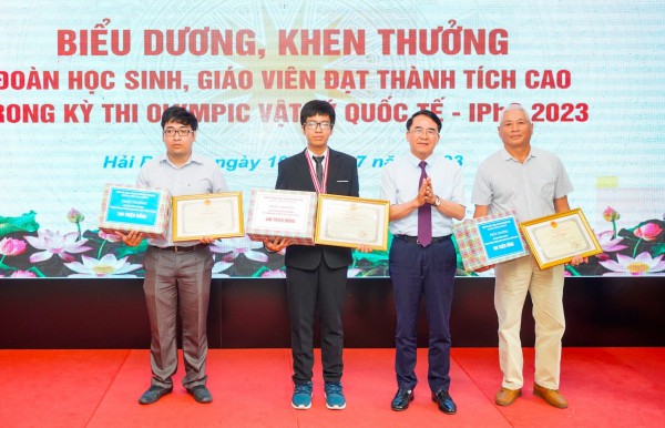 Hải Phòng thưởng 400 triệu đồng cho học sinh đạt huy chương bạc vật lý quốc tế