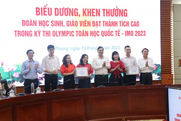 Hải Phòng thưởng gần 1 tỉ cho 2 học sinh đạt giải Olympic toán học quốc tế