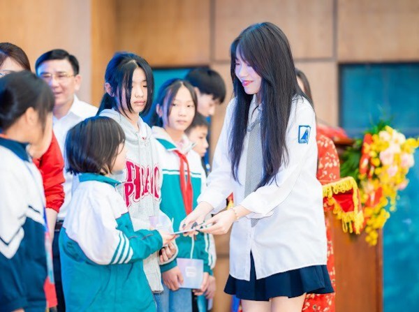 Hai chị em tặng 200 suất học bổng cho học sinh khiếm thị Trường Nguyễn Đình Chiểu