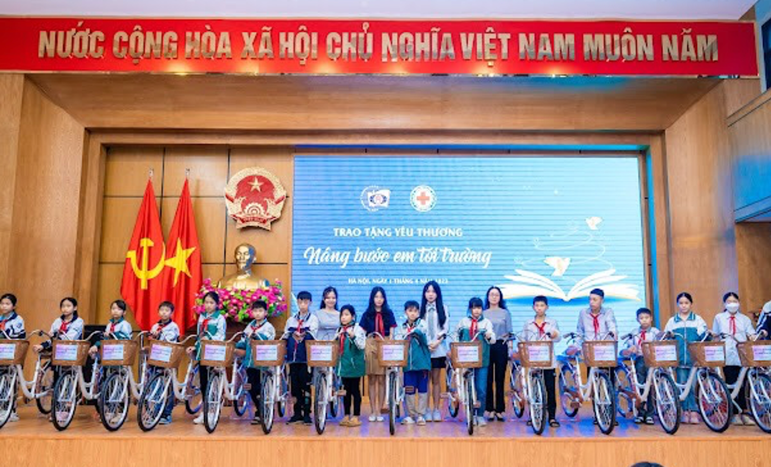 Hai chị em tặng 200 suất học bổng cho học sinh khiếm thị Trường Nguyễn Đình Chiểu