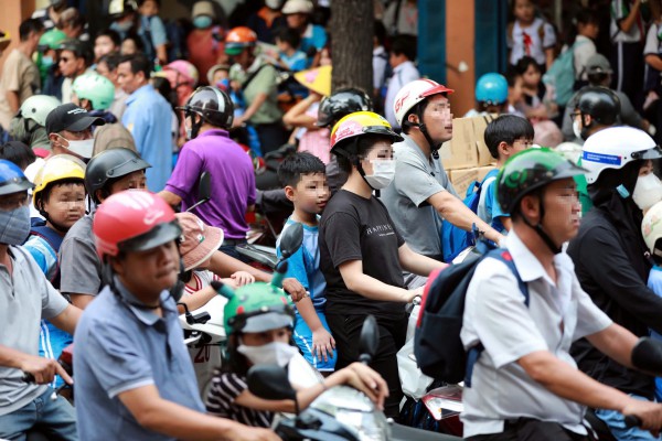 Hai chuyện mắt thấy tai nghe ở cổng trường