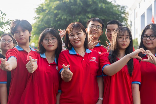 Hai cô giáo, người thi lại lần 3, người ‘đội mưa’ chờ động viên sĩ tử Hai cô giáo, người thi lại lần 3, người ‘đội mưa’ chờ động viên sĩ tử