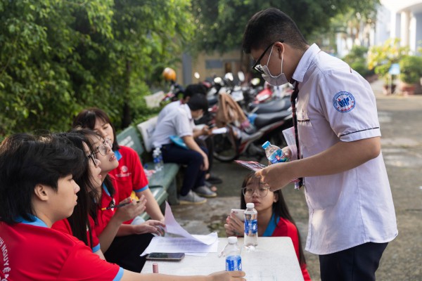 Hai cô giáo, người thi lại lần 3, người ‘đội mưa’ chờ động viên sĩ tử Hai cô giáo, người thi lại lần 3, người ‘đội mưa’ chờ động viên sĩ tử