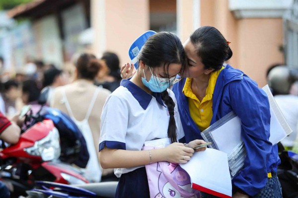 'Hai khuôn mặt' cảm xúc của cha mẹ khi con thi tốt nghiệp 'Hai khuôn mặt' cảm xúc của cha mẹ khi con thi tốt nghiệp