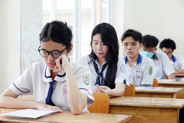 'Hai khuôn mặt' cảm xúc của cha mẹ khi con thi tốt nghiệp 'Hai khuôn mặt' cảm xúc của cha mẹ khi con thi tốt nghiệp