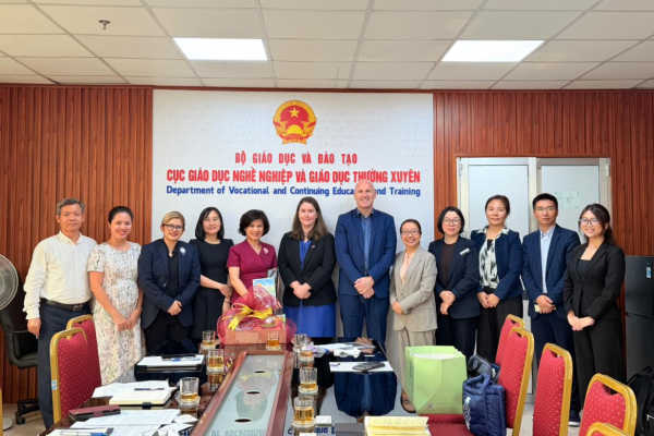 Hai nước nói tiếng Anh nới quy định làm việc cho du học sinh