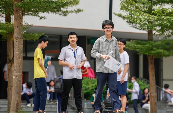 Hai thái cực điểm chuẩn đầu vào lớp 10 ở Hà Nội