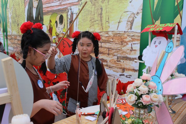 Hai 'thầy đồ' lớp 3 gây sốt ở ngày hội Em yêu tiếng Việt