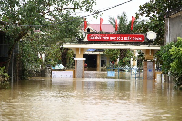 Hàng chục ngàn học sinh ở vùng lũ Quảng Bình chưa thể tới lớp