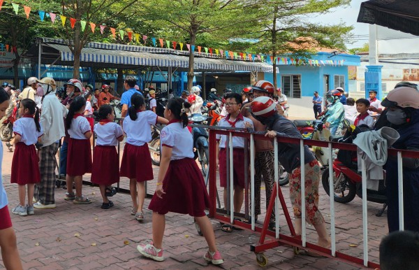 Hàng ngàn học sinh TP.HCM tạm dừng ăn bán trú vì lo an toàn thực phẩm