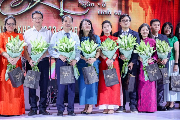 'Hãy viết tiếp câu chuyện cuộc đời bằng trí tuệ, bằng lòng nhân ái’