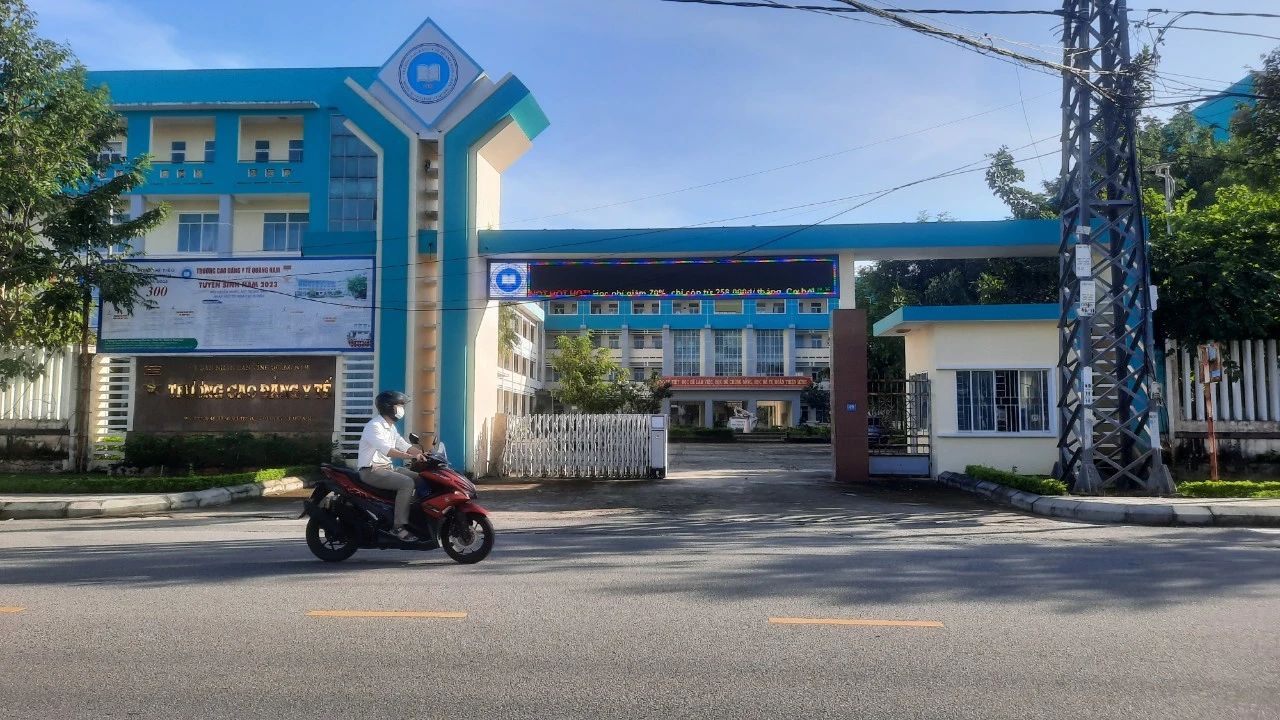 Hiệu trưởng bị khởi tố, sinh viên Trường CĐ Y tế Quảng Nam không thể nhận bằng