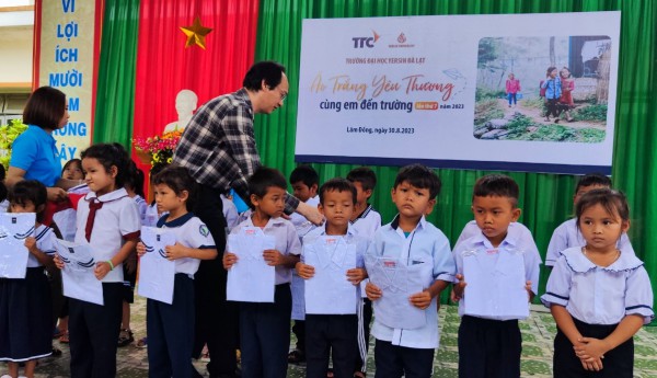 Hỗ trợ học sinh khó khăn đến trường trong năm học mới Hỗ trợ học sinh khó khăn đến trường trong năm học mới