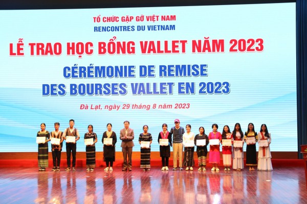 Hỗ trợ học sinh khó khăn đến trường trong năm học mới Hỗ trợ học sinh khó khăn đến trường trong năm học mới