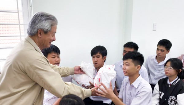 Hỗ trợ hơn 200 triệu đồng cho Trung tâm nuôi dạy trẻ khuyết tật Võ Hồng Sơn