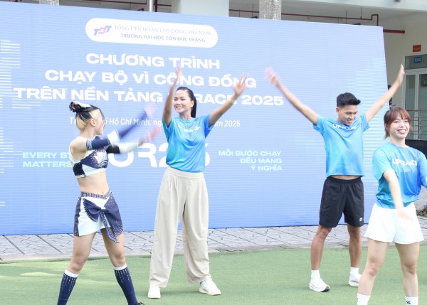 Hoa hậu H'Hen Niê chạy bộ cùng hơn 2.000 sinh viên, giảng viên, nhân viên Hoa hậu H'Hen Niê chạy bộ cùng hơn 2.000 sinh viên, giảng viên, nhân viên