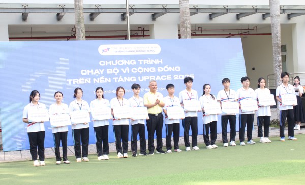 Hoa hậu H'Hen Niê chạy bộ cùng hơn 2.000 sinh viên, giảng viên, nhân viên Hoa hậu H'Hen Niê chạy bộ cùng hơn 2.000 sinh viên, giảng viên, nhân viên