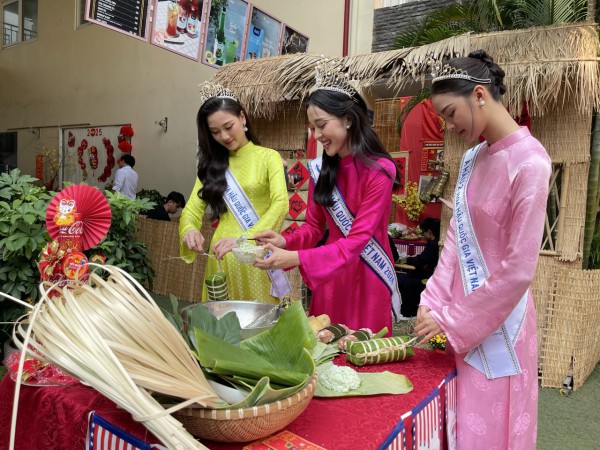 Hoa hậu Kiều Duy cùng 2 á hậu Quốc gia Việt Nam trải nghiệm... gói bánh tét