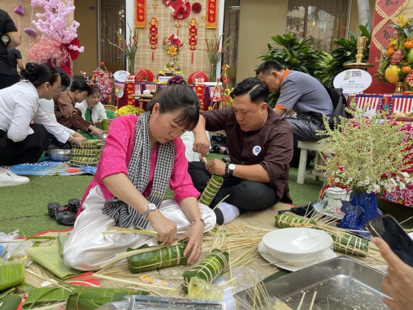 Hoa hậu Kiều Duy cùng 2 á hậu Quốc gia Việt Nam trải nghiệm... gói bánh tét