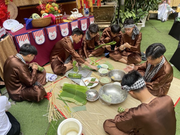 Hoa hậu Kiều Duy cùng 2 á hậu Quốc gia Việt Nam trải nghiệm... gói bánh tét