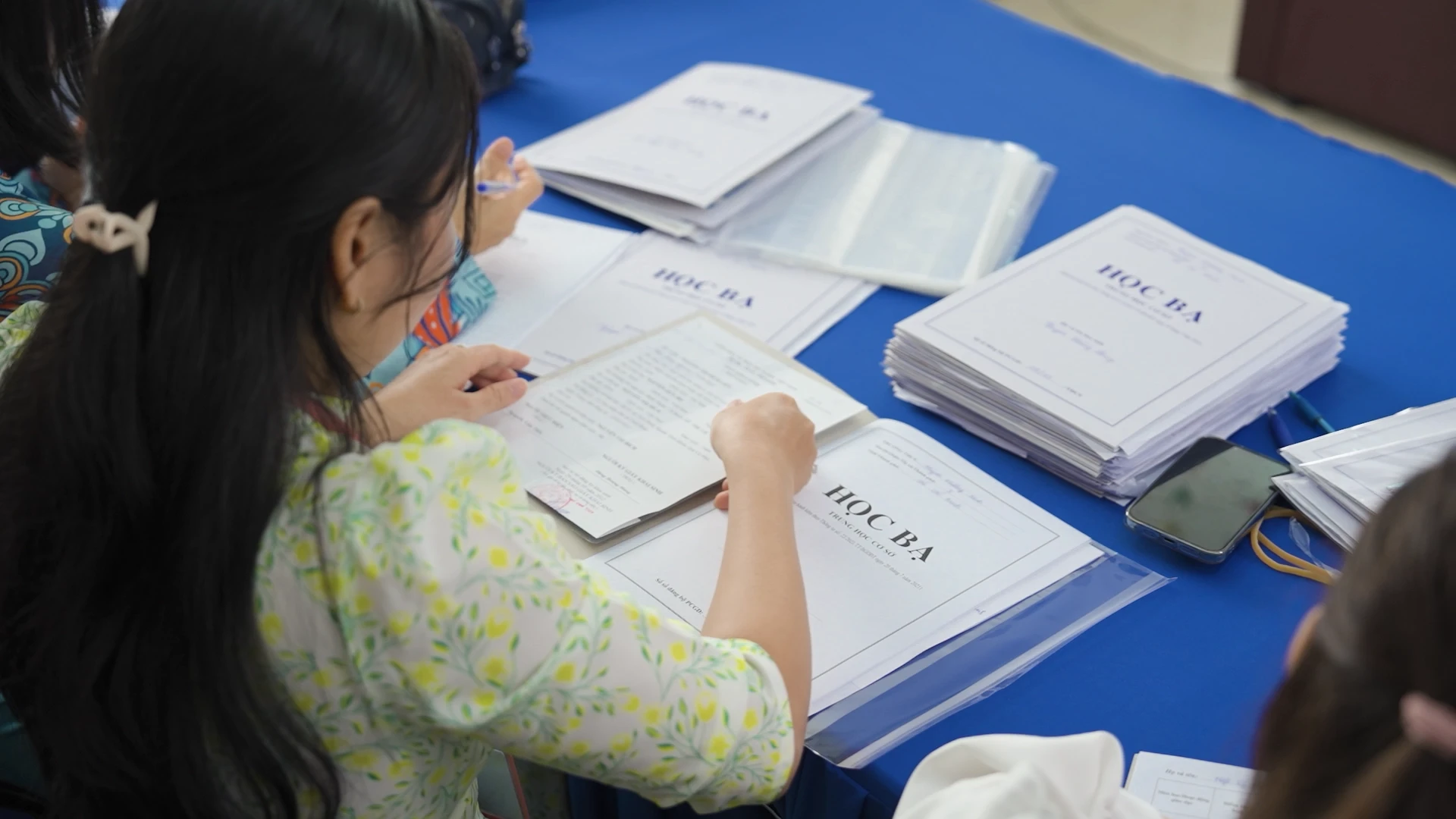 Học bạ điện tử chưa ‘thông’: Giáo viên vẫn khổ sở vì học bạ giấy Học bạ điện tử chưa ‘thông’: Giáo viên vẫn khổ sở vì học bạ giấy