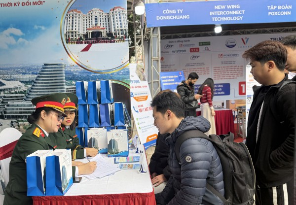 Học đại học trường dân sự vào doanh nghiệp quân đội làm việc được không?