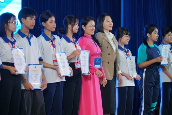 Học giỏi ở phổ thông, được trường cao đẳng cấp học bổng