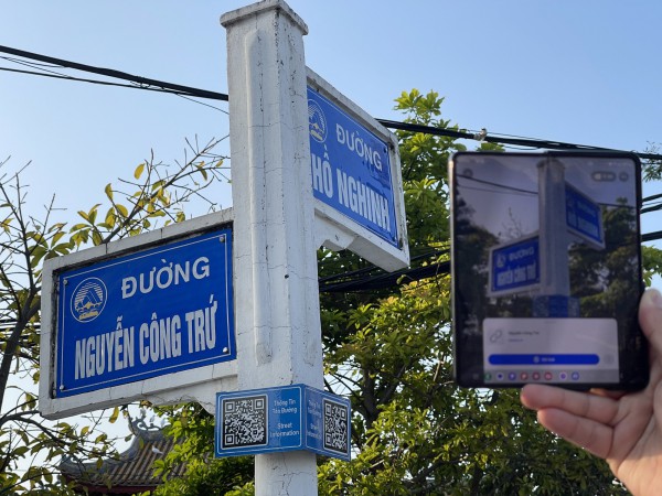 Học lịch sử qua mã QR trên bảng tên đường