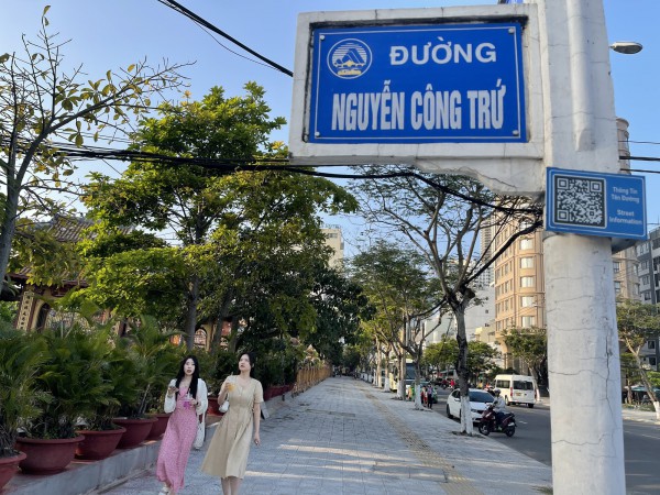 Học lịch sử qua mã QR trên bảng tên đường