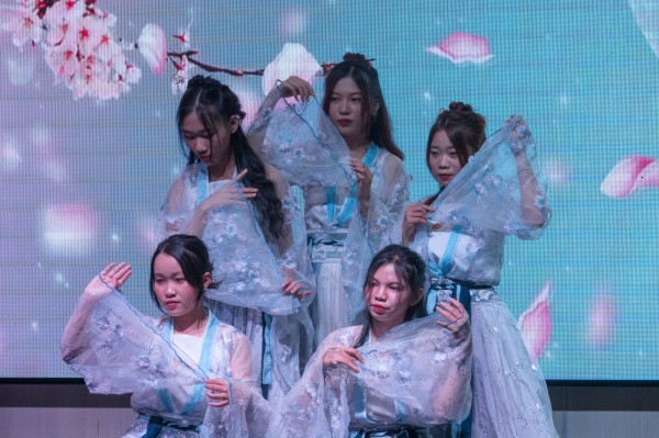 Học ngành ngoại ngữ có phải chỉ để đi dạy?