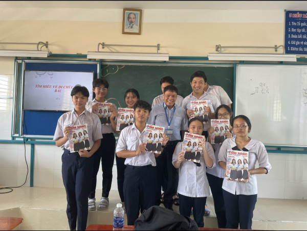 Học sinh 2 huyện đảo nhận Cẩm nang tuyển sinh 2023 của Báo Thanh Niên trao tặng